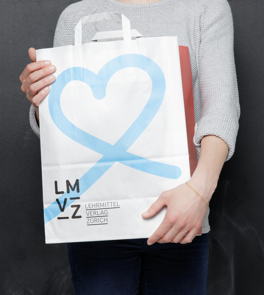 Der neugestaltete Markenauftritt des Lehrmittelverlag Zürich (LMVZ)überzeugte die Jury des German Design Award. Abbildung: LMVZ