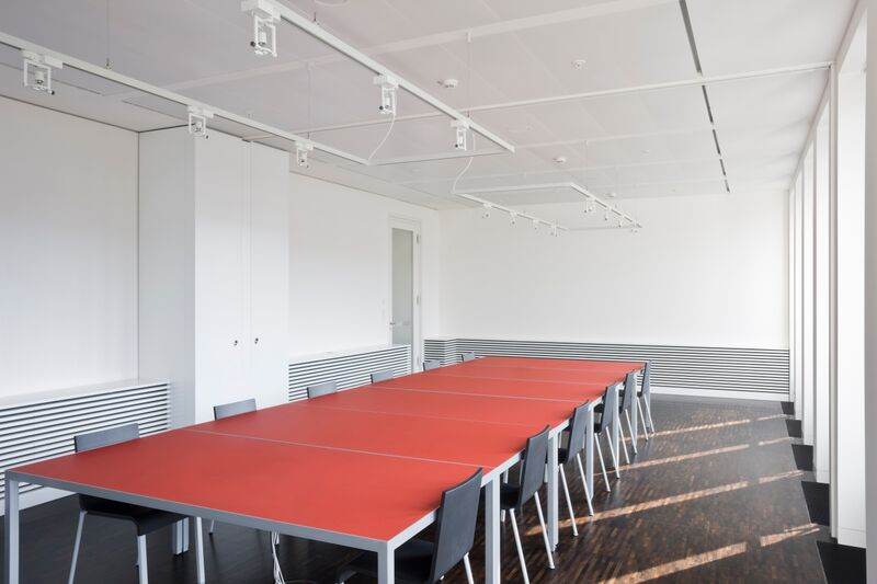 Konferenztisch Schöner Tisch von IONDESIGN, ausgezeichnet in der Kategorie „Office Furniture“. Abbildung: IONDESIGN