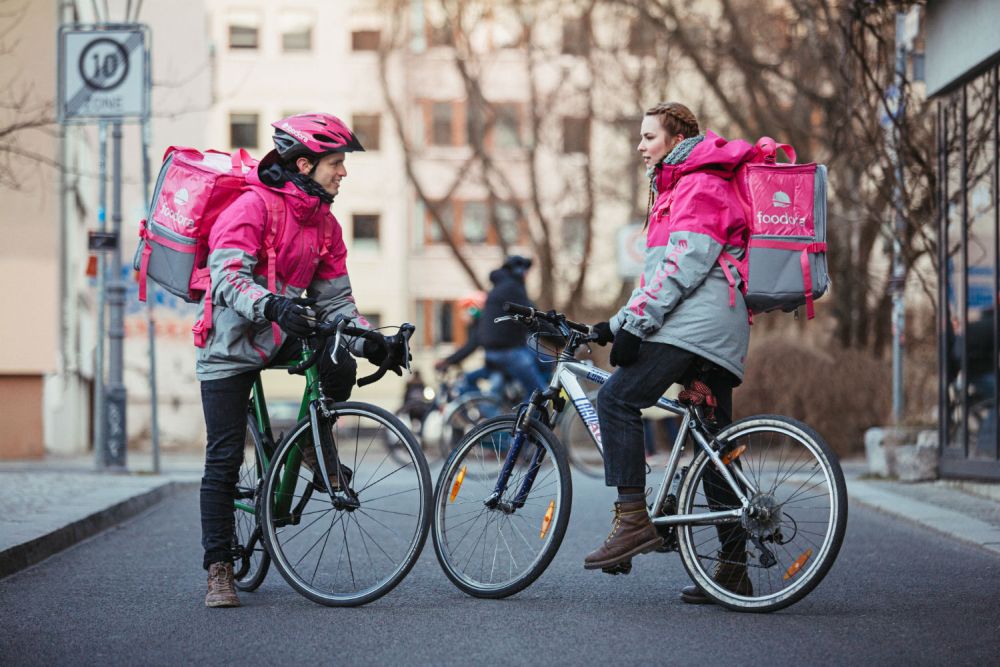 Die rosa Rucksäcke von Foodora werden bald den orangefarbenen von Lieferheld weichen. Abbildung: Foodora