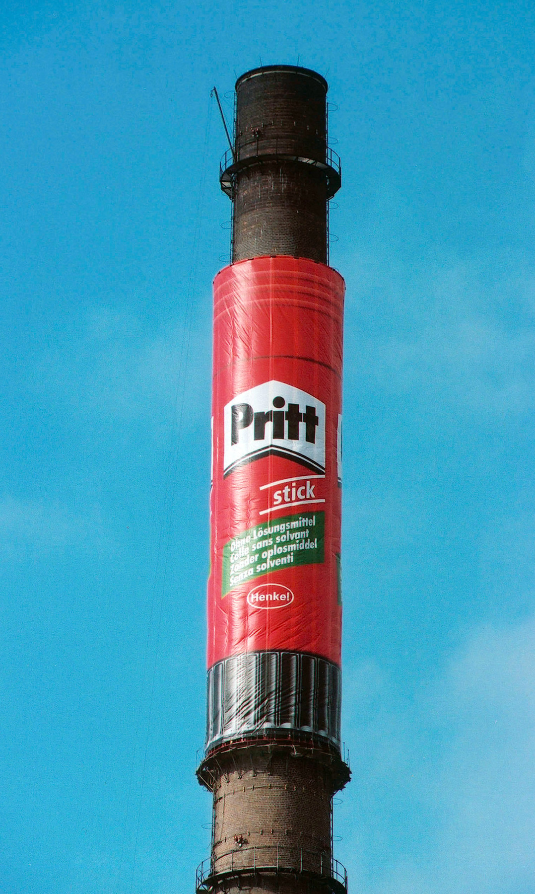 Mega Pritt-Stick als Schornsteinwerbung in Duesseldorf-Holthausen 1999. Abbildung: Henkel Adhesive Technologies