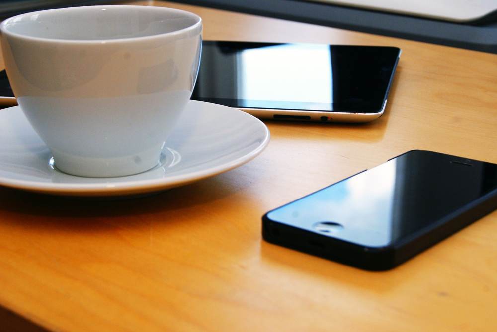 Smartphone, Tablet und Kaffee, von Papier keine Spur. Der Schreibtisch der Zukunft? Abbildung: Pixabay