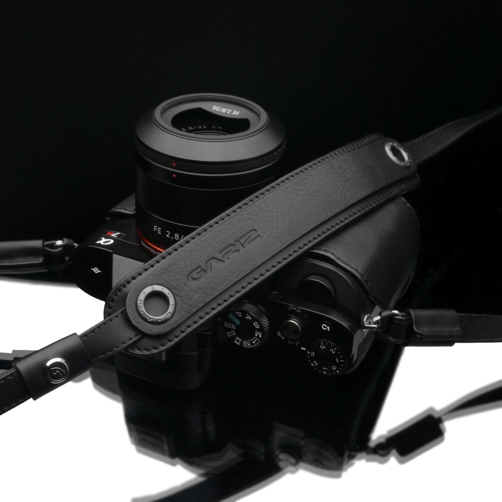 Die Kameragurte XS verfügen über ein klassisches Design gepaart mit hohem Tragekomfort. Abbildung: GARIZ Design