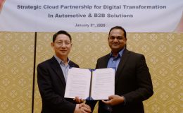 Dr. Lee Sang-yong von LG und Sanjay Ravi von Microsoft haben die Zusammenarbeit der beiden Unternehmen besiegelt. Abbildung: LG