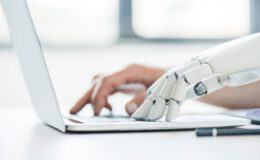 Automatisierung im Büro soll den Menschen nicht ersetzen, sondern ihn unterstützen. Abbildung: Shutterstock