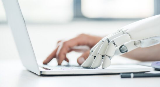 Automatisierung im Büro soll den Menschen nicht ersetzen, sondern ihn unterstützen. Abbildung: Shutterstock