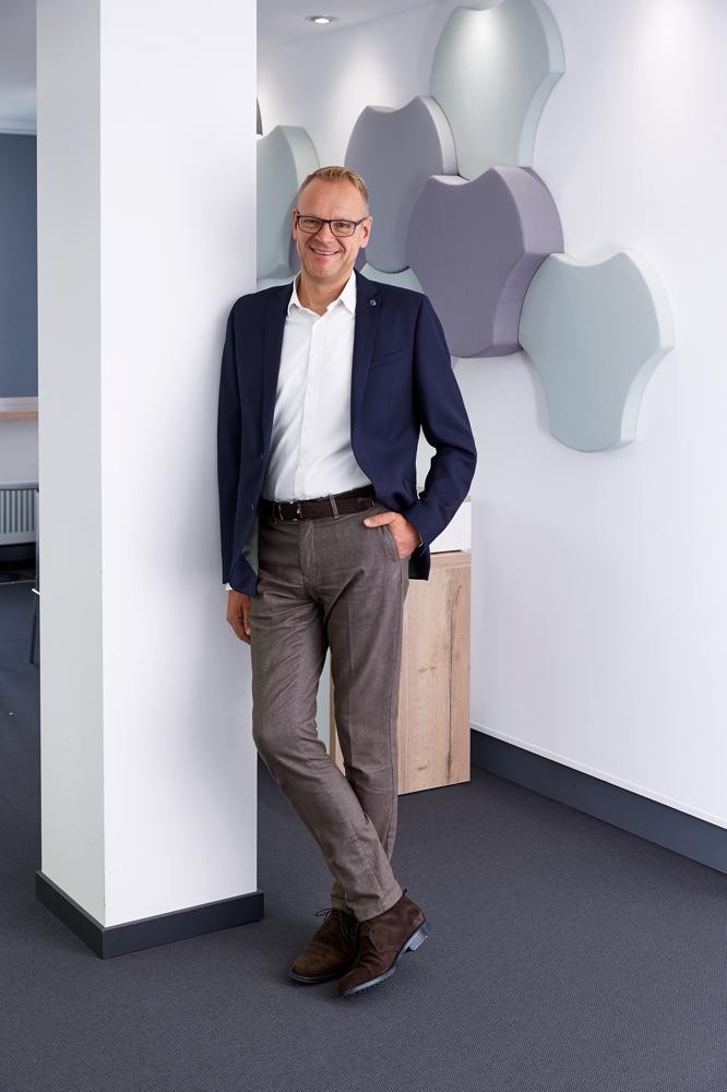 Andreas Reuter, CEO von SSI Schäfer Shop, ist begeistert vom neuen Markenauftritt. Abbildung: SSI Schäfer Shop