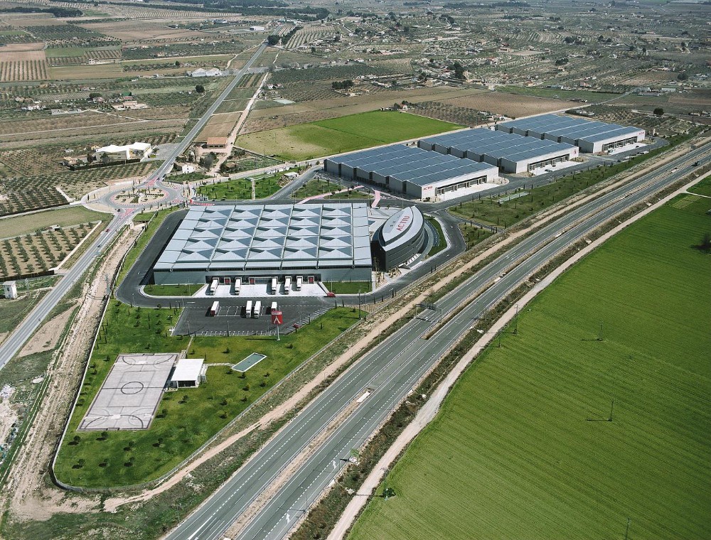 Die neue Produktionsanlage A7 des spanischen Büromöbelherstellers Actiu. Abbildung: Actiu