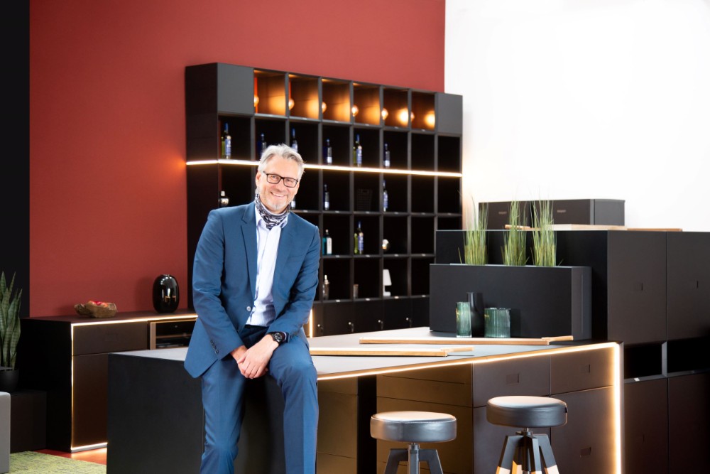 Inwerk-Gründer Jens Hohenbild vor Büroküche Masterbox