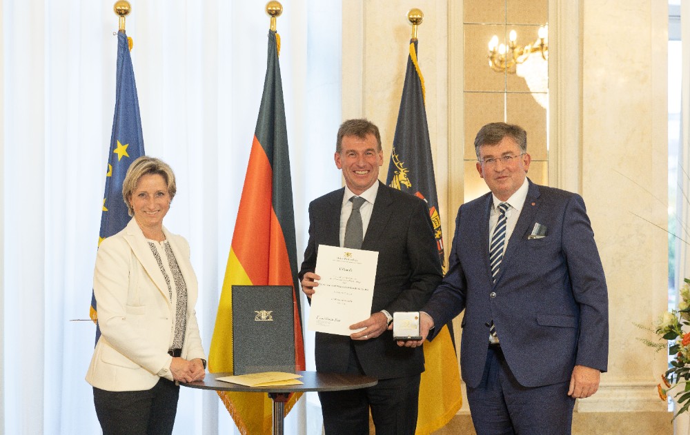 Ministerin Hoffmann-Kraut überreicht die Auszeichnung an Helmut und Joachim Link. Abbildung: Ministerium für Wirtschaft, Arbeit und Tourismus Baden-Württemberg