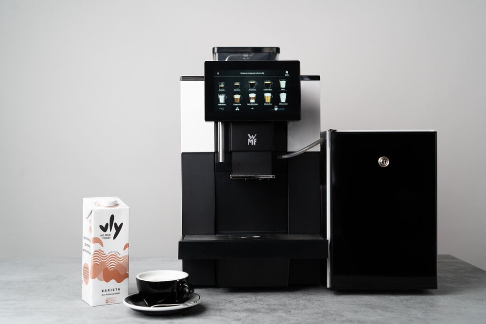 Der Anbieter von pflanzenbasierten Milchalternativen vly und WMF Professional Coffee Machines sind eine Partnerschaft eingegangen. Abbildung: WMF