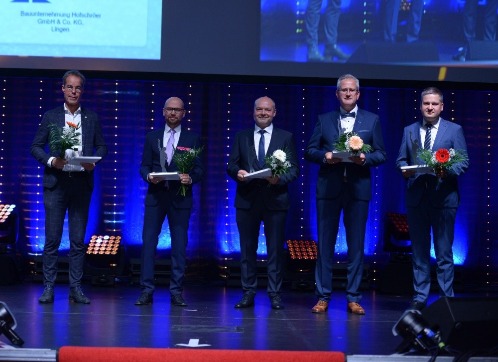 Andy Ronsiek, Geschäftsführer der BPA Büroeinrichtungs GmbH (3. von rechts) nahm die Auszeichnung entgegen. Abbildung: BPA Büroeinrichtungs GmbH