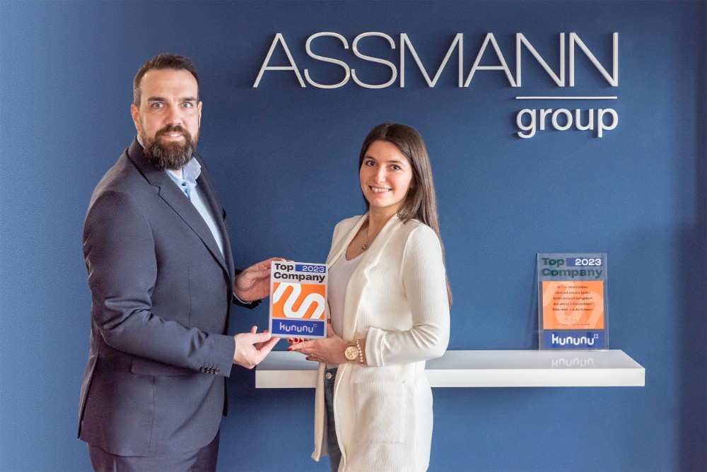 Dirk Kunz und Seyda Ercan freuen sich über die Auszeichnung von Assmann Electronic als "Top Company". Abbildung: Assmann Electronic