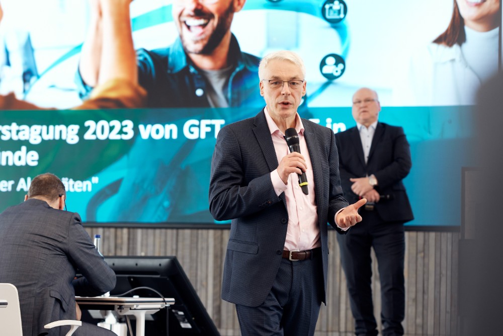 Martin Bürstenbinder, Geschäftsführer des VAF Bundesverband Telekommunikation, begleitete die Diskussionen als Moderator. Abbildung: GFT eG 