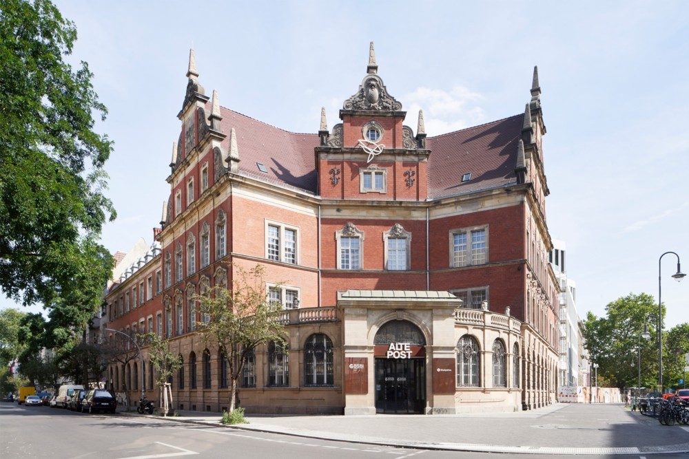 Die Alte Post prägt mit ihrer markanten roten Backsteinfassade seit 1899 das Viertel. Abbildung: Kinnarps/Annika Feuss