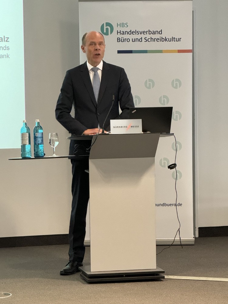 Reinhold Vollbracht, Präsident der Hauptverwaltung in Bayern der Deutschen Bundesbank, stellte die Bedeutung des digitalen Euros vor. Abbildung: HBS