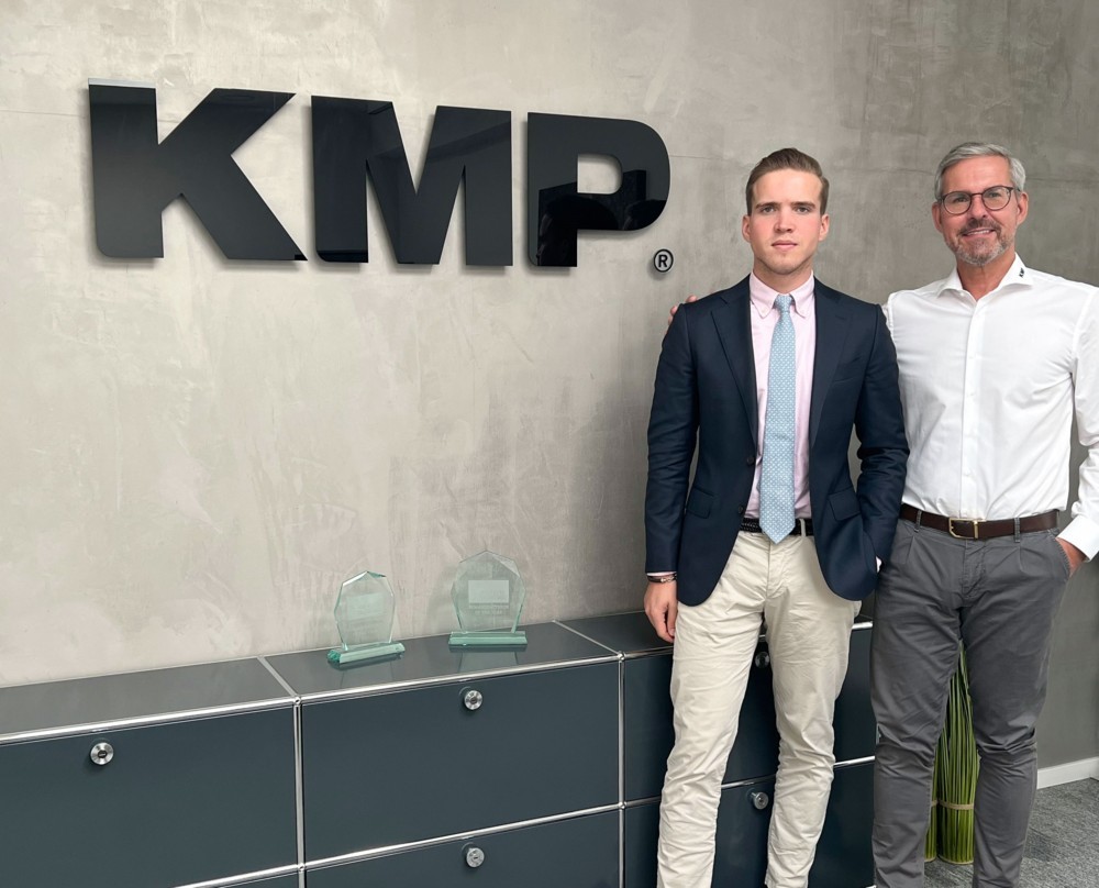 KMP-Vorstand Jan-Michael Sieg (r.) heißt Jonas Sieg als Geschäftsführer der Parts Depot willkommen. Abbildung: KMP