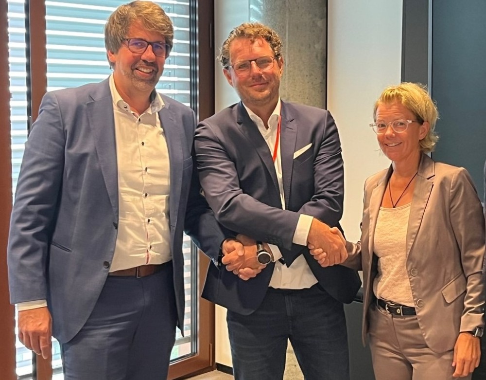 Christian Schulte, CEO of THS Group, Gerwald van der Gijp, CEO of Armor Print Solutions, Simone Schroers, Managing Director of MHS (v.l.n.r.). Abbildung: Armor Print Solutions