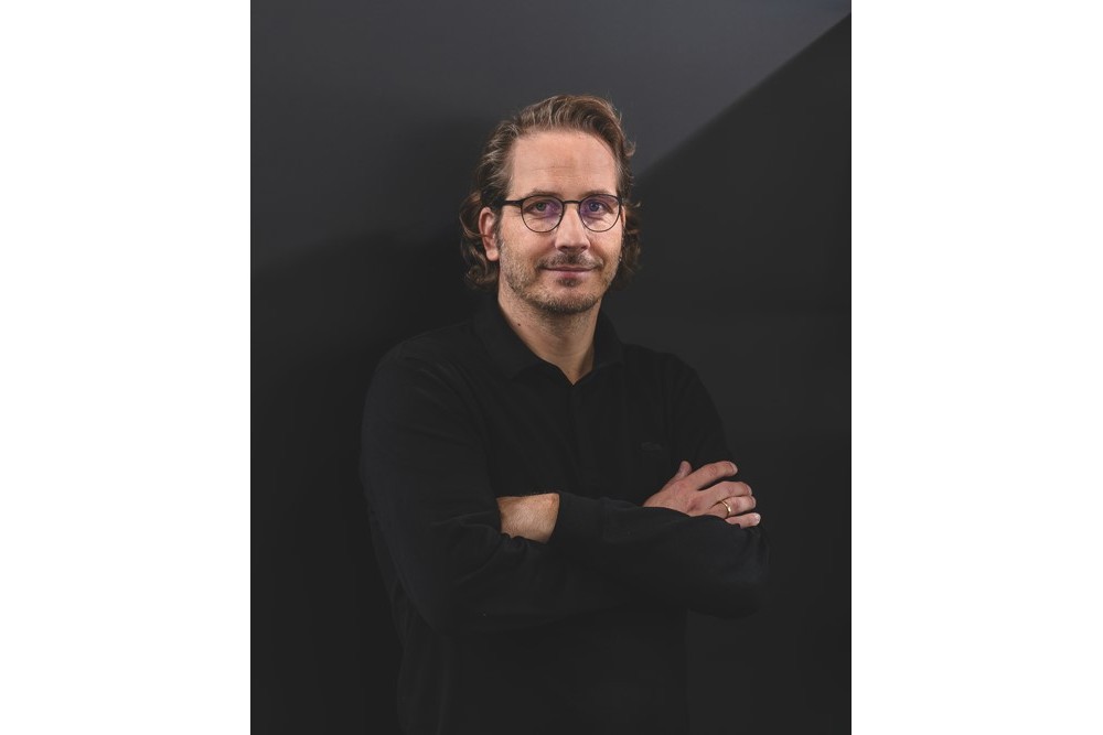 Bastian Bruns ist neuer Leiter Marketing und Kommunikation bei Wini Büromöbel. Abbildung: Wini