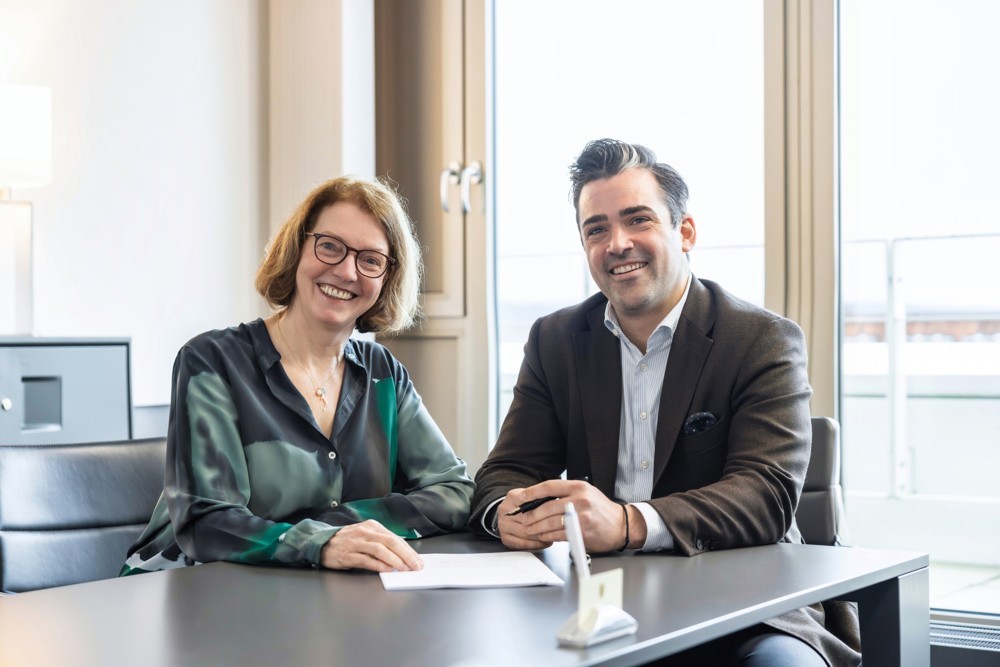 Katrin Burger und Constantin Hatz besiegeln die Übernahme von Burger Inneneinrichtung. Abbildung: PapierFischer