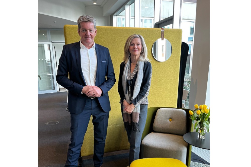 Kinnarps-Geschäftsführer Dirk Offermanns begrüßte die schwedische Botschafterin Veronika Wand-Danielsson im Kinnarps-Showroom in Hamburg. Abbildung: Kinnarps