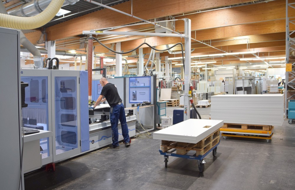 Blick in eine der Produktionshallen von Fm Büromöbel. Abbildung: Vivonio Furniture GmbH
