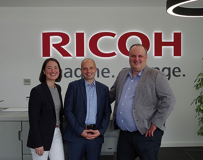 Abbildung Gruppenfoto: Nicole Schneider (Ricoh Deutschland GmbH), Enrico Kropfgans (PDV GmbH) und Ingo Wittrock (Ricoh Deutschland GmbH).