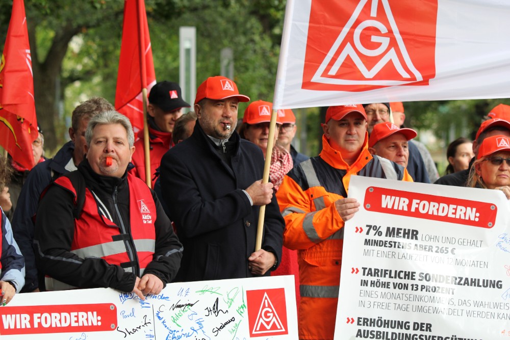 Zum Auftakt der Tarifverhandlungen demonstrieren 100 Beschäftigte der Schreib- und Zeichengeräteindustrie für mehr Gehalt. Abbildung: IG Metall