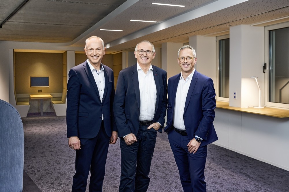 Johannes Huxol (CFO, Trilux), Franz Heckmanns (Vertriebsleiter Ansorg) und Hubertus Volmert (CEO, Trilux) (v. l. n. r.) freuen sich über den Zusammenschluss ihrer Unternehmen. Abbildung: Trilux