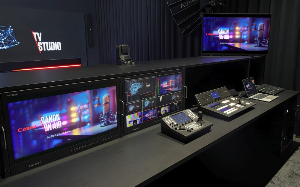 Im Mittelpunkt des Customer-Experience-Centers steht ein professionell ausgestattetes TV-Studio. Abbildung: Canon