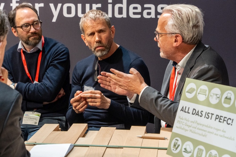 Im Gespräch: Gabriel von dem Bussche, Ralf Pollmeier, Dirk Teegelbekkers (v. l. n. r.). Abbildung: KOLLAXO Markt und Medien GmbH