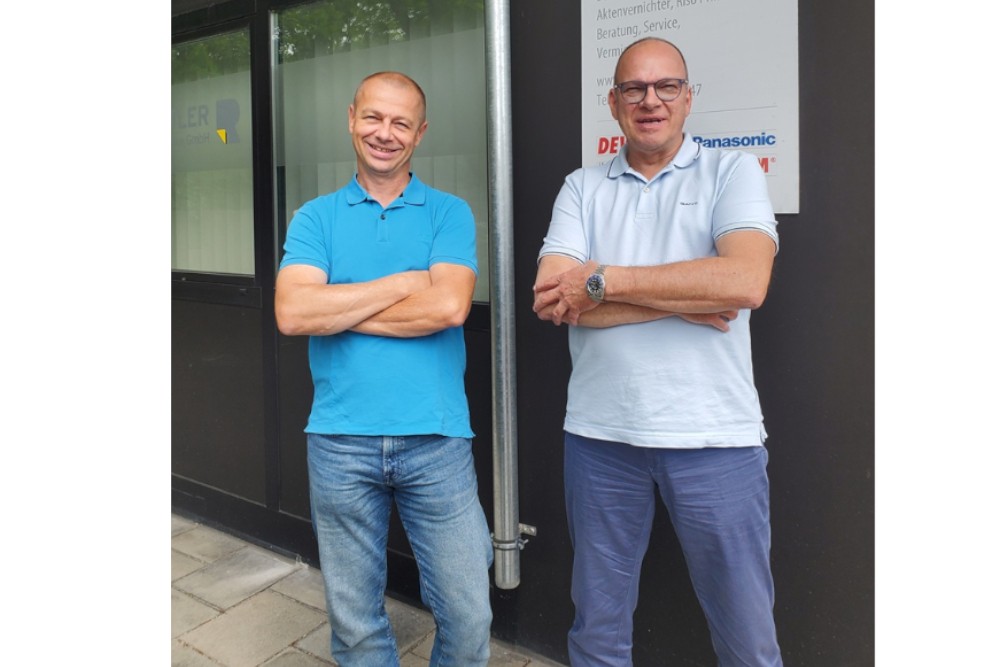 Die Geschäftsführer der Rustler Bürosysteme GmbH, Kaj von Wedelstädt und Falk Horn (l.), freuen sich über die Eingliederung in die Nobix Group. Abbildung: Rustler