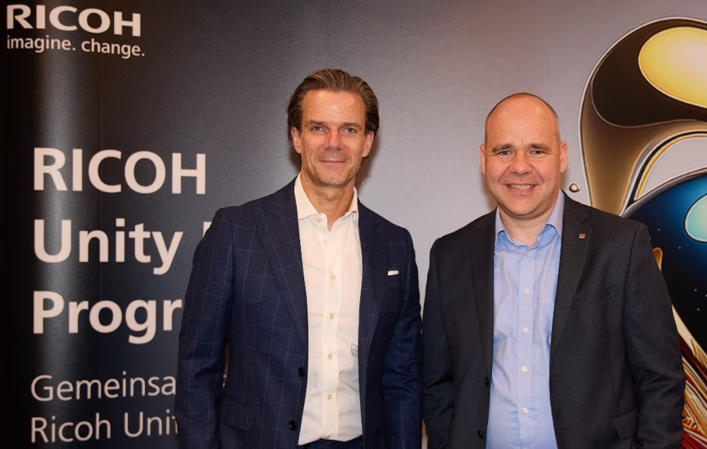 Die Gastgeber des Ricoh Partner Summit 2025 in Hamburg: Michael Raberger, CEO Ricoh Deutschland, und Tobias van Wickeren, Commercial Director Partner Sales Ricoh Deutschland. Abbildung: Ricoh