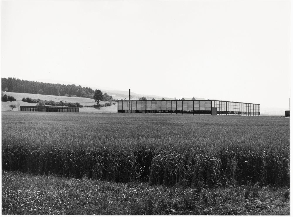 Der USM-Büropavillon (links) und die von Fritz Haller entworfene Produktionshalle in Münsingen in der Schweiz, 1965. Abbildung: USM