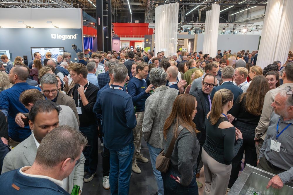 Groß war der Besucherandrang in den Hallen des Messezentrums RAI zur Workspace Design Show Amsterdam. Abbildung: Ilco Kemmere Fotografie & Film