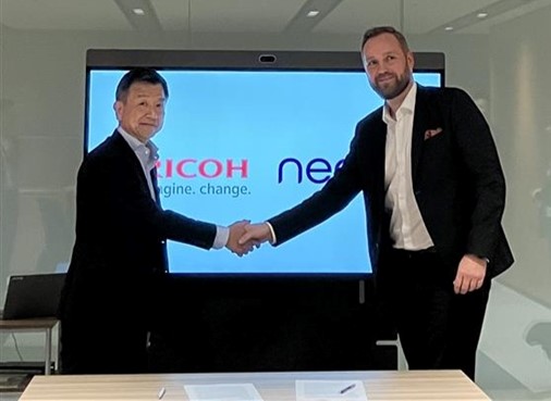Unterzeichnung der Partnerschaft durch Ivar Johnsurd (re.), CTO und Mitbegründer von Neat, sowie Takahiro Irisa, Senior Corporate Officer und Präsident der Ricoh Digital Services Business Unit, Ricoh Company, Ltd. Abbildung: Ricoh