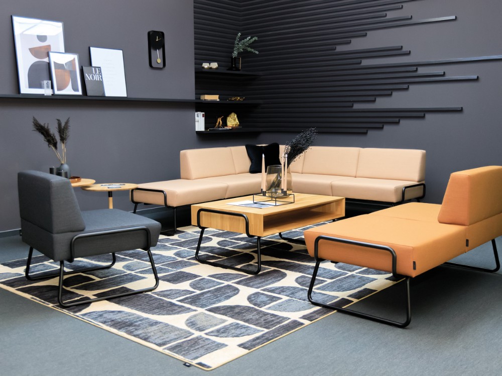 Die neu inszenierte Loungewelt zeigt aktuelle Möbelserien wie Blogger mit neuem Verbindungselement Abbildung: SMV Sitz- & Objektmöbel GmbH