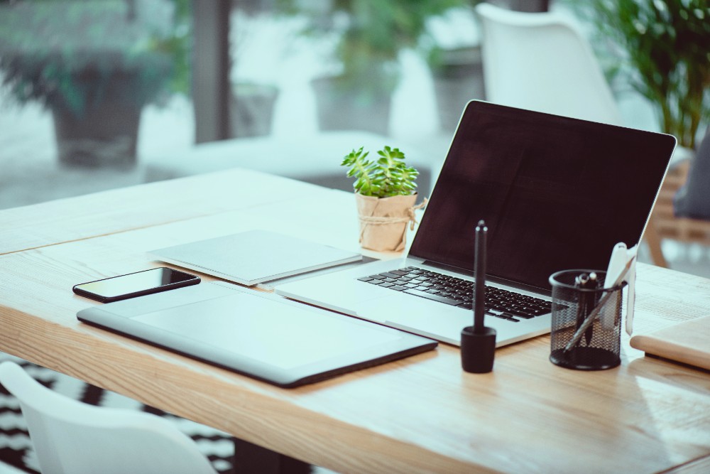 Gartner schätzt den weltweiten Verkauf von Desktop-PCs und Notebooks im Jahr 2025 auf 270 Millionen Geräte. Abbildung: ArturVerkovetskyi, Depositphotos