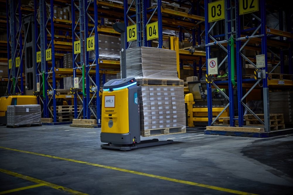 Die Fahrzeuge von Jungheinrich navigieren frei im Raum. Abbildung: Jungheinrich