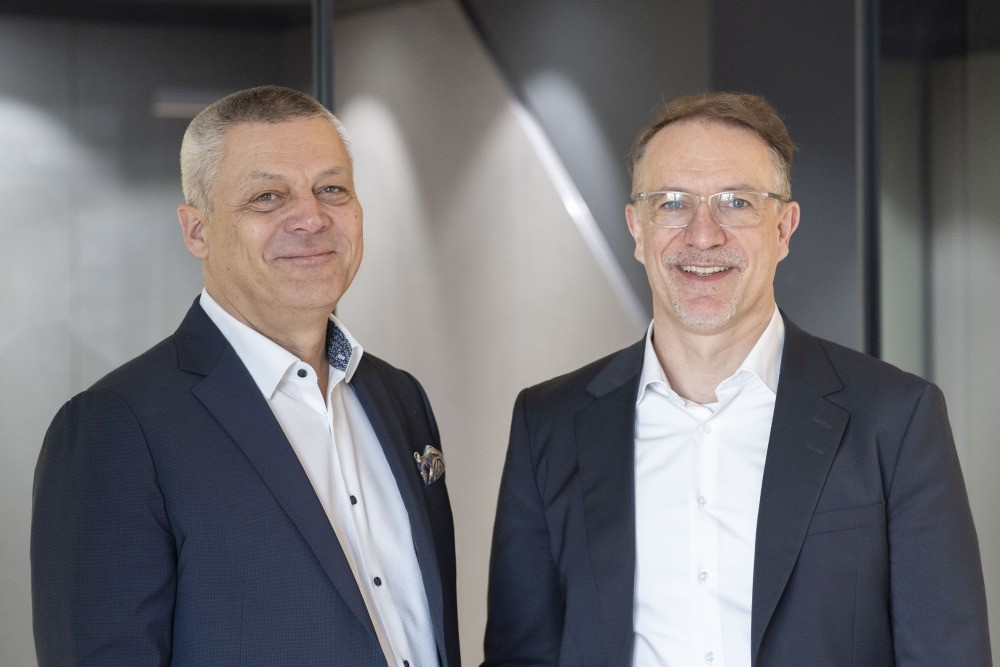Geschäftsführer Carsten Bergmann (li.) scheidet zum Ende des ersten Quartals 2026 aus dem Unternehmen aus. Die Leitung übernimmt Christian Grundler. Abbildung: Raumplus