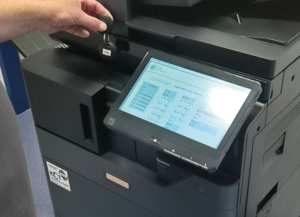 Smarte Arbeitszeiterfassung per Transponder und UTAX Zeitblick am MFP. Abbildung: KCT Systemhaus