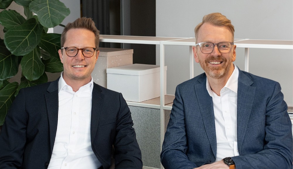 Links Andreas Nagel (zukünftiger Bereichsleiter Vertrieb Außendienst) und rechts Borislav Peukert (Verkaufsleiter Norddeutschland).
