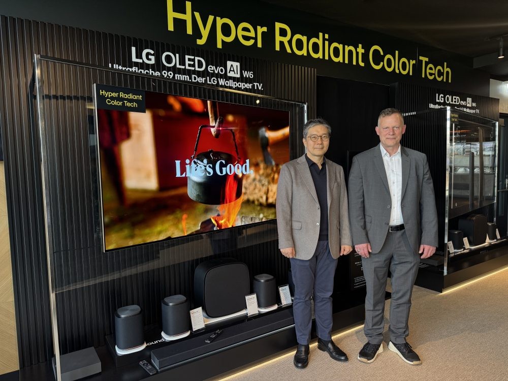 Harry Kim, CEO, und Daniel Schiffbauer, Director Home Entertainment LG Deutschland, auf der LG Convention im Stadion des Europokalsiegers 2022 in Frankfurt am Main. Abbildung: LG