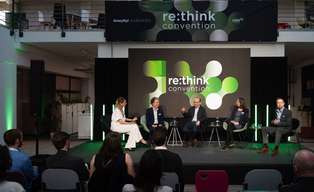 Im Zentrum der Veranstaltung stand eine Paneldiskussion, in der Janine Utsch gemeinsam mit Prof. Dr. Sascha Peters, Antonio Scaffidi, Sabrina Schreiner und Hendrik Busse über aktuelle Herausforderungen der Kreislaufwirtschaft in der Möbelbranche diskutierte. Abbildung: Nowy Styl