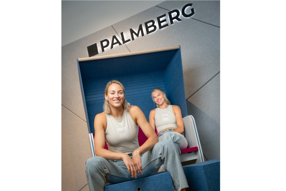 Louisa Lippmann und Linda Bock weisen in einer gemeinsamen Aktion mit Palmberg auf die Bedetung von bewegter Büroarbeit hin. Abbildung: Palmberg