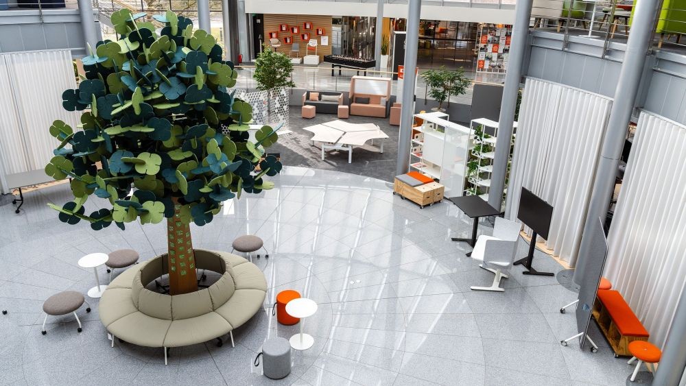 Der Zukunft Partnerbaum im Unternehmensgebäude. Bei der König + Neurath AG wurde Einigung über das Sanierungskonzept erzielt. Abbildung: König + Neurath AG