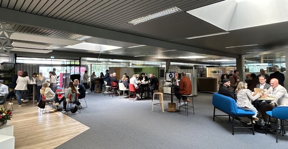 Mehr als 400 Besucher informierten sich während der Frühlingsmesse über moderne Büro- und Arbeitswelten. Abbildung: Eßer Office GmbH