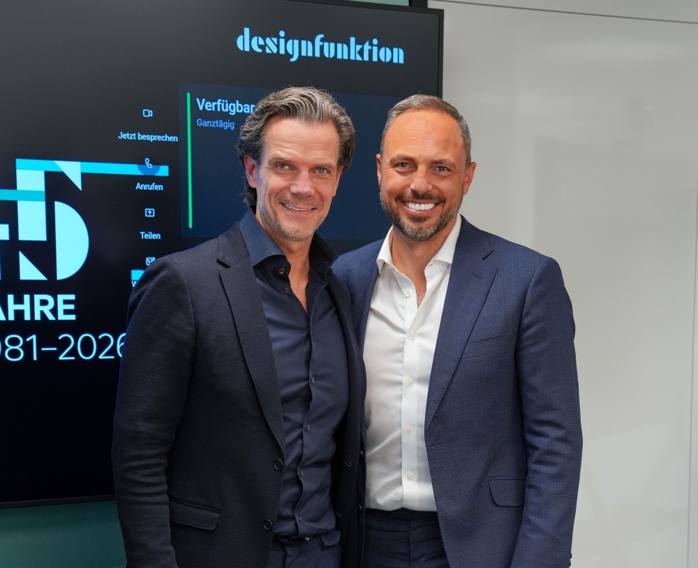 Michael Raberger (links), CEO von Ricoh Deutschland, und Samir Ayoub (rechts), CEO von designfunktion, bei der Eröffnung des neuen gemeinsamen Showrooms in München. Abbildung: Ricoh