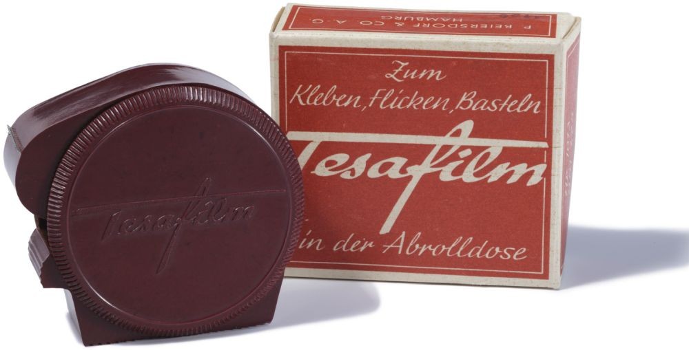 Ein Tesafilm-Abroller aus dem Jahr 1950. Über die Jahrzehnte hat Tesa sein Sortiment stetig erweitert. Abbildung: Tesa SE