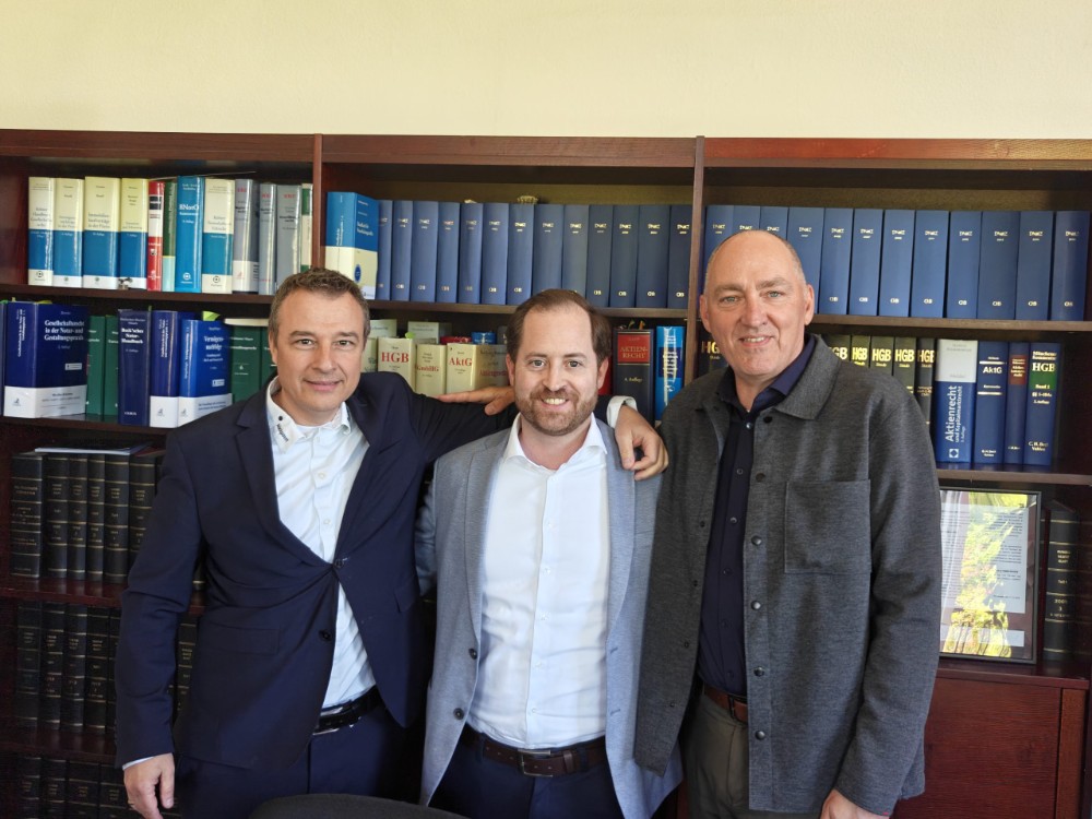 Freuen sich auf die Zusammenarbeit: Dirk Estenfeld, Geschäftsführer Blackpoint, Dominik Welz, CFO Nobix Group, und Mario Di Rienzo, Geschäftsführer Nobix Group (v. l. n. r.). Abbildung: Nobix