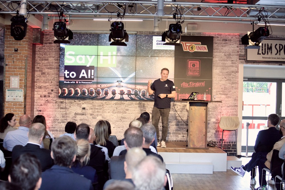 In seiner Keynote auf dem Ricoh Work Innovation Lab erklärte Digitalisierungsexperte Christian Bredlow wie KI als Stütze für produktiveres Arbeiten dient. Abbildung: Hendrik Lüders, Ricoh Deutschland GmbH